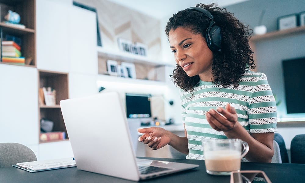 A student participates in a online class.